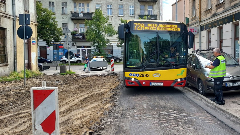 Problem na remontowanej ulicy Bednarskiej. Kierowca autobusu MPK Łódź nie chciał ryzykować. Wyznaczono objazdy