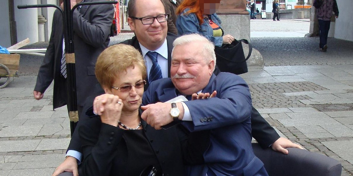 Lech Wałęsa z żoną na kanapie