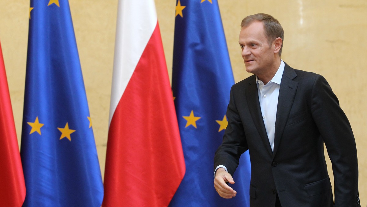 Premier Donald Tusk ocenił, że przywileje emerytalne żołnierzy i policjantów są "za duże" i "nie zawsze uprawnione". Zapewnił jednocześnie, że ci, którzy już nabyli te uprawnienia nie stracą ich.