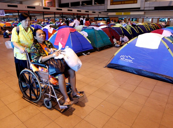 Ofiary powodzi są ewakuowane na lotnisko Don Mueang w centrum Bangkoku