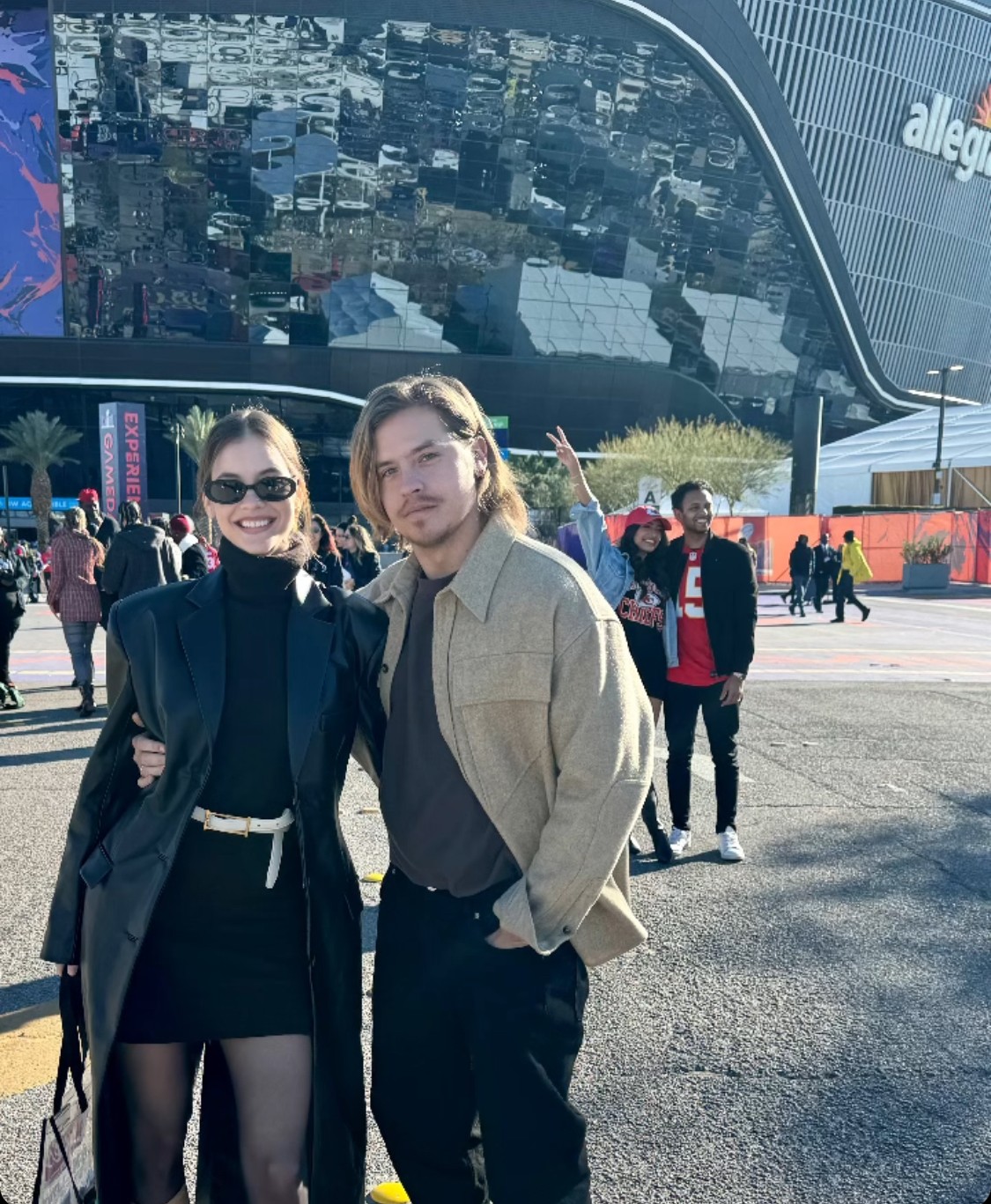 Ezt a szuper fotót Palvin Barbara posztolta az Instagram oldalára. A magyar szupermodell és Dylan Sprouse nem is nézhettek volna ki stílusosabban a 2024-es Super Bowl alkalmával.