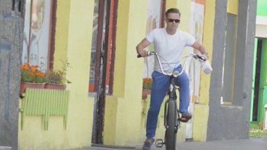 Adam Hofman mknie na rowerze ulicami Warszawy