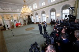 Ośmiu ministrów zdymisjonowanych. Rząd Morawieckiego bez Macierewicza, ale z Brudzińskim [WSZYSTKIE ZMIANY]