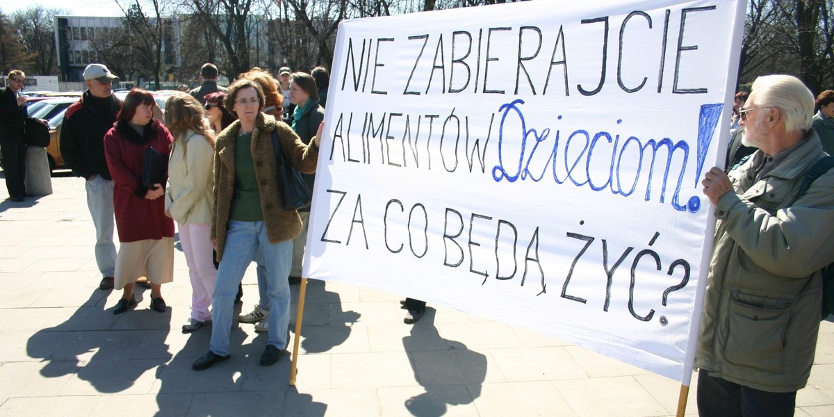 Stowarzyszenia zrzeszające samodzielnych rodziców od dawna domagają się nie tylko podniesienia progu, ale wręcz jego zniesienia.