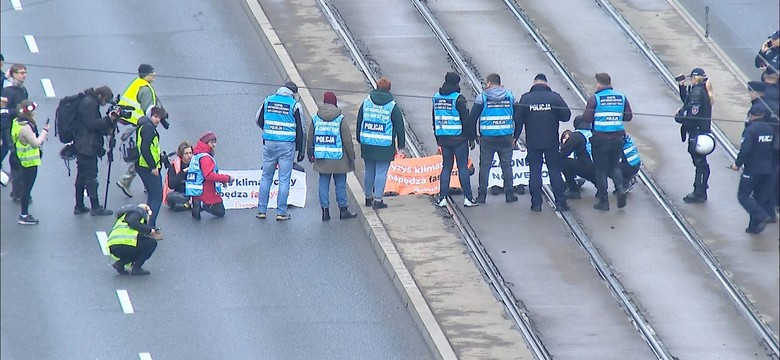 Marsz Niepodległości. Policja usunęła aktywistów klimatycznych z trasy marszu