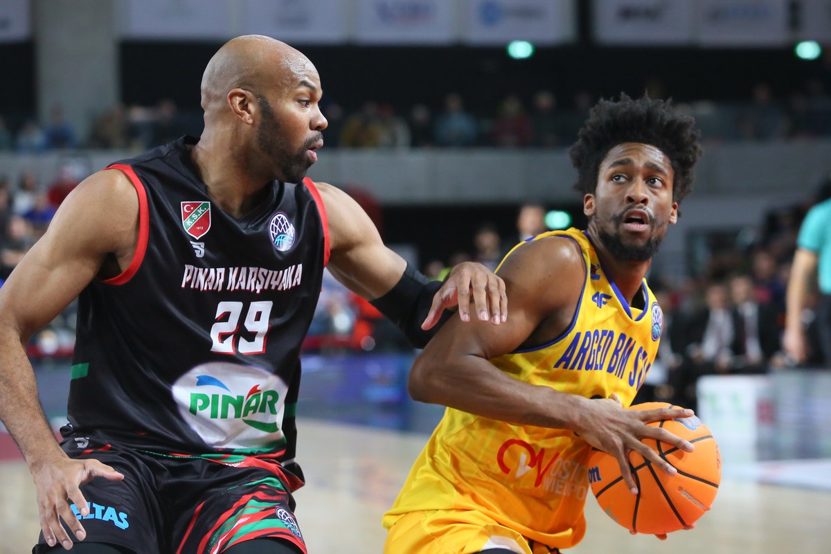 Zawodnik Arged BMSlam Stali Ostrów Wlkp. Kobi Jordan Simmons (P) i Alex Tyus (L) z Pinar Karsiyaka Izmir podczas meczu grupy B Ligi Mistrzów FIBA koszykarzy z Pinar Karsiyaka Izmir