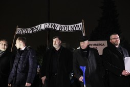 Politycy Konfederacji na demonstracji antyszczepionkowców przed Sejmem.