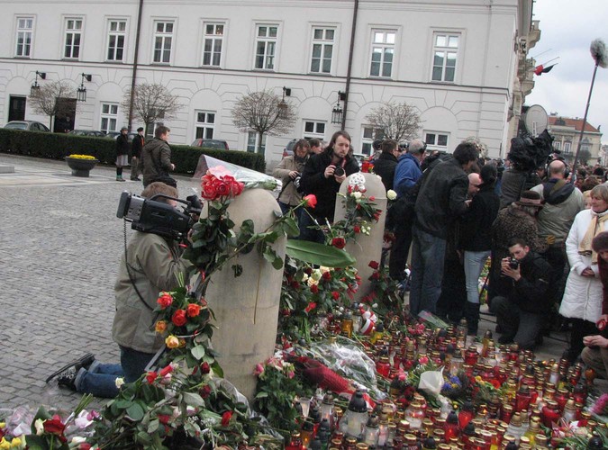 Tłumy ludzi przed Pałacem Prezydenckim