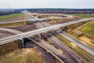 Mosty, tunele i estakady. Tak się buduje za miliardy to drogowe cudo. Za kilka miesięcy pomkną tamtędy kierowcy [ZDJĘCIA]