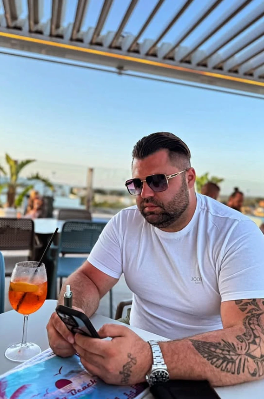 OVO JE ASMINOV BRAT KOJI IMA TETOVAŽU PREKO CELIH LEĐA Sudo Durdžić se krije od javnosti, a evo koliko liči na Alibabu! Mustafa je ponosan na njega (FOTO)