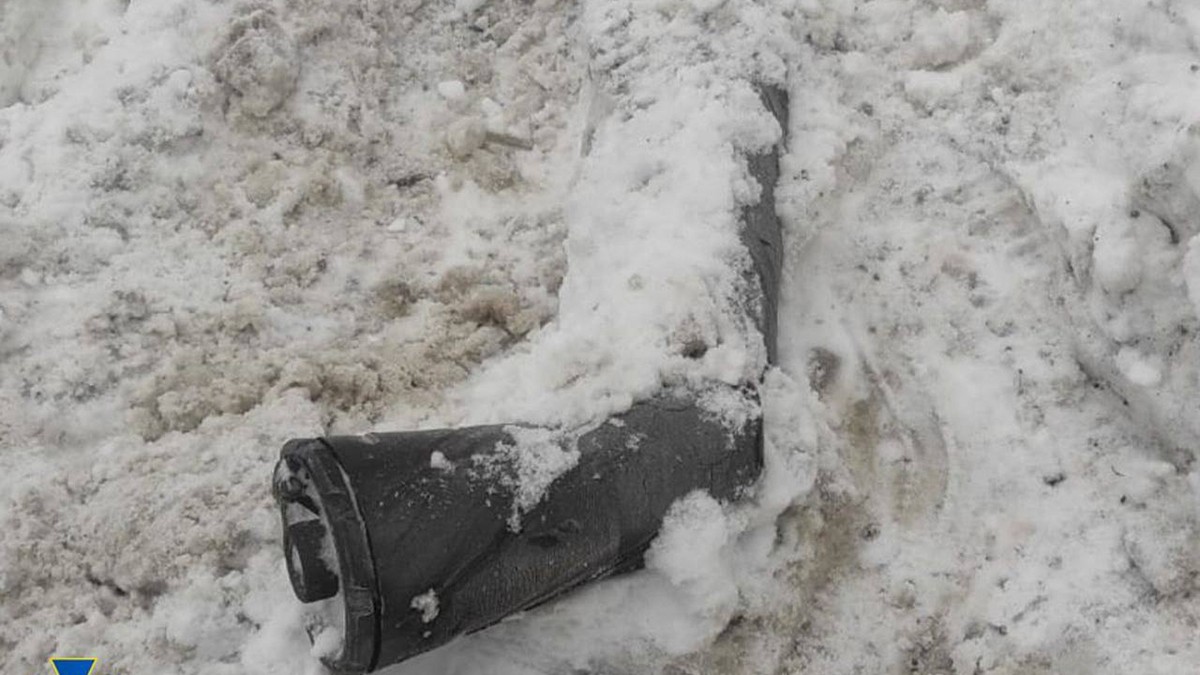 Fragment za koji se veruje da je deo ruske hipersonične balističke rakete srednjeg dometa "Orešnik" koja je pogodila Lavovsku oblast