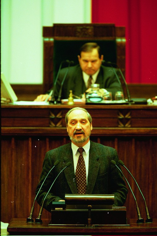 Antoni Macierewicz podczas sejmowego posiedzenia na temat lustracji, 1998 r.