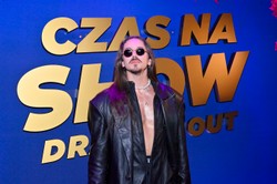 Michał Szpak bez spodni promuje nowy program. Dziś startuje "Czas na show. Drag me out" [FOTO]