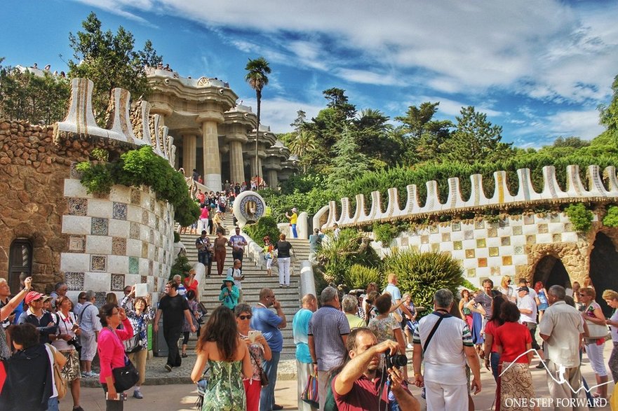 Przy głównym wejściu w Park Guell. W oddali widoczna Sala Kolumnowa