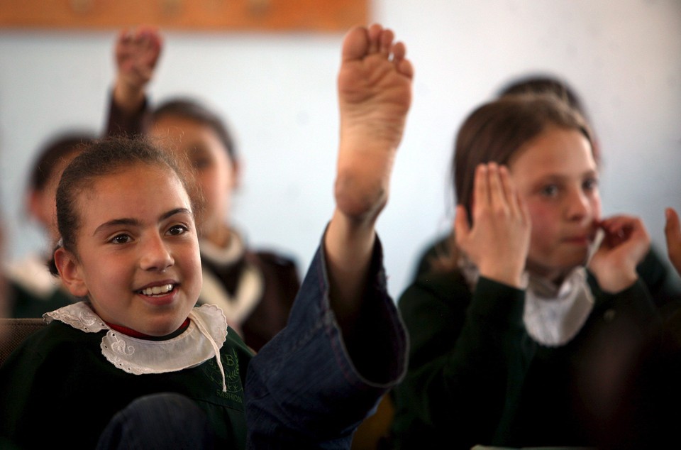 MIDEAST PALESTINIANS GIRL WITHOUT ARMS