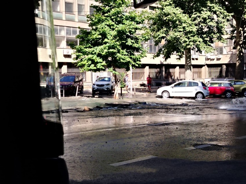 Pukla cev u Kraljice Marije kod Mašinskog fakulteta 