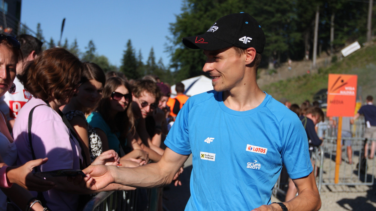 Po kwalifikacjach do sobotniego konkursu Letniej Grand Prix w skokach narciarskich w Wiśle, Piotr Żyła paradował w czapeczce z charakterystycznym znakiem, przypominającym trochę ten "Polski Walczącej". Choć akurat tego dnia przypadała rocznica wybuchu Powstania Warszawskiego, znaczek ten nie ma nic wspólnego z wydarzeniami sprzed blisko 70 lat.