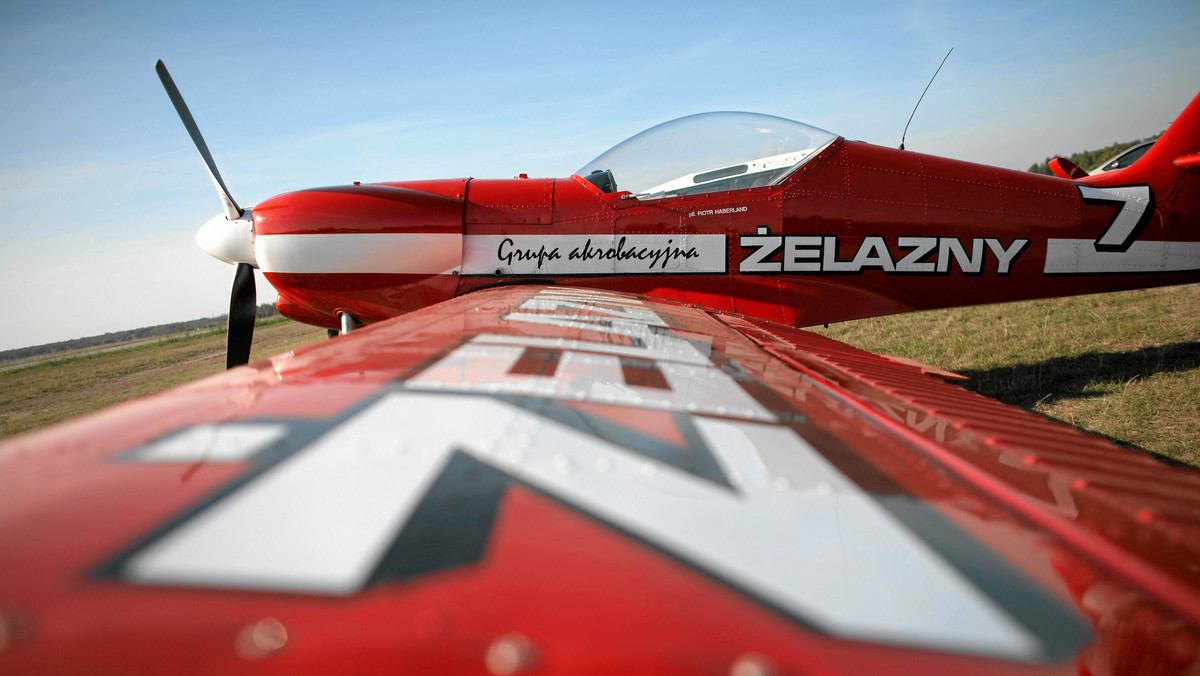 We wrześniu na lotnisku w Mielcu będzie można zobaczyć pokazy akrobacyjne m.in. zespołu Biało-Czerwone Iskry, Grupy Żelazny i Firebirds oraz podziwiać mistrza akrobacji samolotowej Artura Kielaka. Prezentacje będą częścią I Podkarpackich Pokazów Lotniczych.