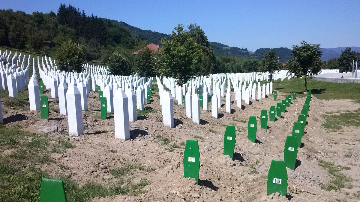 Proces Ratko Mladicia przed Międzynarodowym Trybunałem Karnym ds. byłej Jugosławii dobiega właśnie końca. Mladić, zwany "rzeźnikiem z Bałkanów", choć był jednym z pierwszych oskarżonych, jako ostatni usłyszy swój wyrok wydany przez haski trybunał. 21 lat po podpisaniu w Paryżu kończącego wojnę, tzw. Porozumienia z Dayton, świat zamyka właśnie etap rozliczania zbrodni na Bałkanach Zachodnich. Czy możemy być jednak pewni, że demony przeszłości już się nie przebudzą?