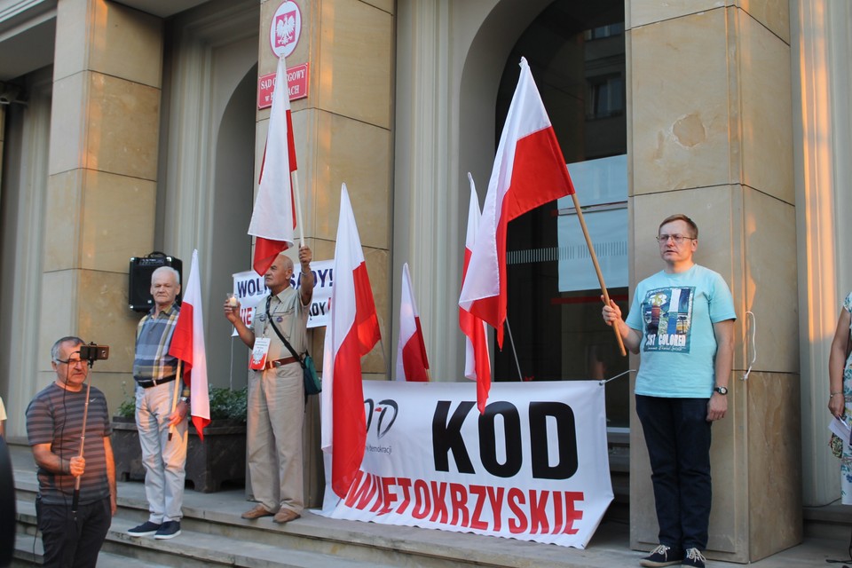 Kolejny protest przed kieleckim sądem. "Tę nową komunę też się uda złamać"