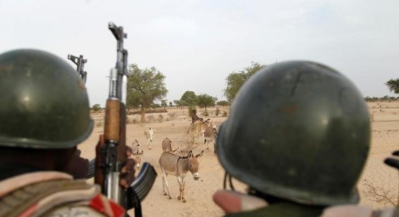 Nigerien soldiers patrol at the border with neighbouring Nigeria near the town of Diffa, Niger, June 21, 2016. 