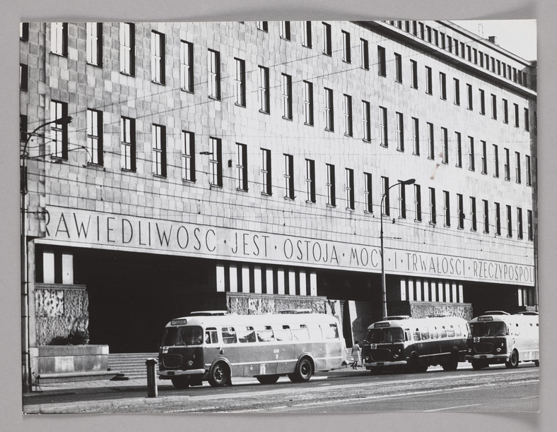 Widok na gmach Sądu w alei gen. Karola Świerczewskiego (ob. Solidarności; przed 1974 r.)