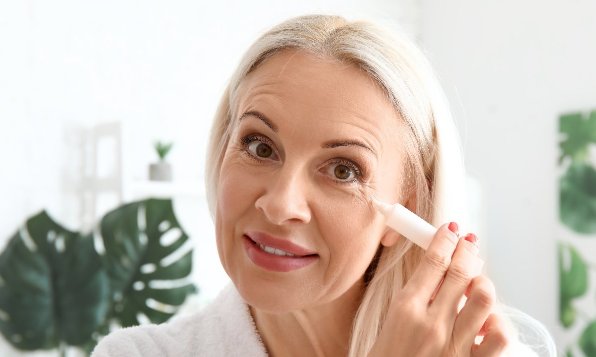 60-latki uwielbiają to liftingujące serum pod oczy - podnosi opadające powieki jak dźwig!