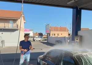 Vučić pere automobil 