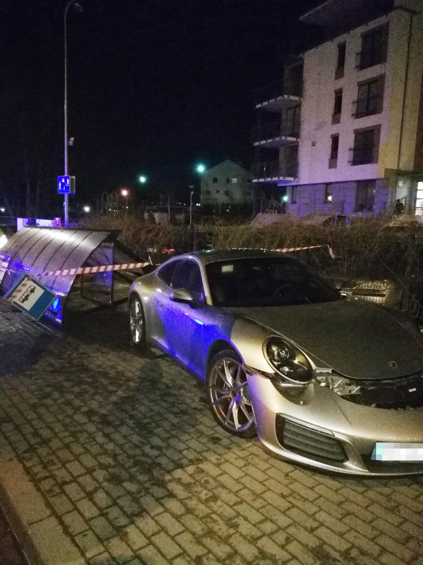 Porsche staranowało przystanek w Gdańsku. Kierowca w rękach policji