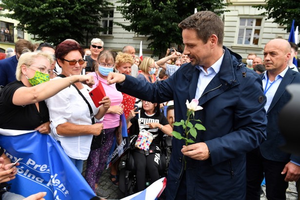 Wałcz, 01.07.2020. Wybory prezydenckie 2020 - II tura. Prezydent Warszawy, kandydat KO na urząd prezydenta RP Rafał Trzaskowski (P) podczas spotkania z wyborcami w Wałczu, 1 bm. W II turze Rafał Trzaskowski zmierzy się z ubiegającym się o reelekcję prezydentem RP Andrzejem Dudą. (kf) PAP/Marcin Bielecki