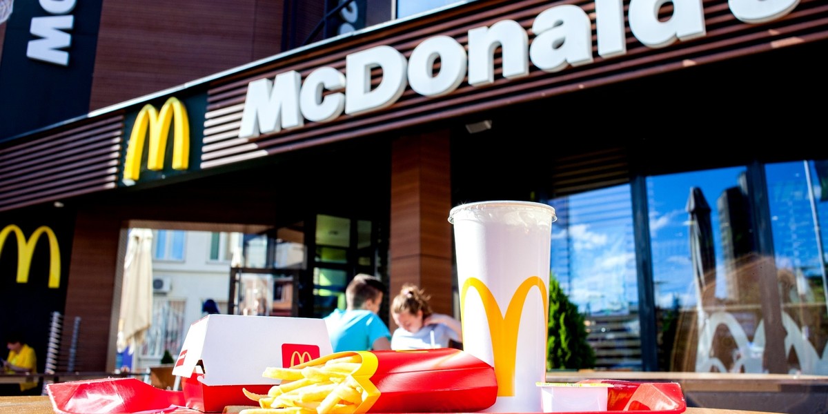 Byli pracownicy McDonalds ujawnili w niemieckiej telewizji szokujące triki stosowane przy przyrządzaniu potraw. 