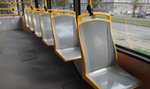 Plastikowe siedzenia w tramwajach