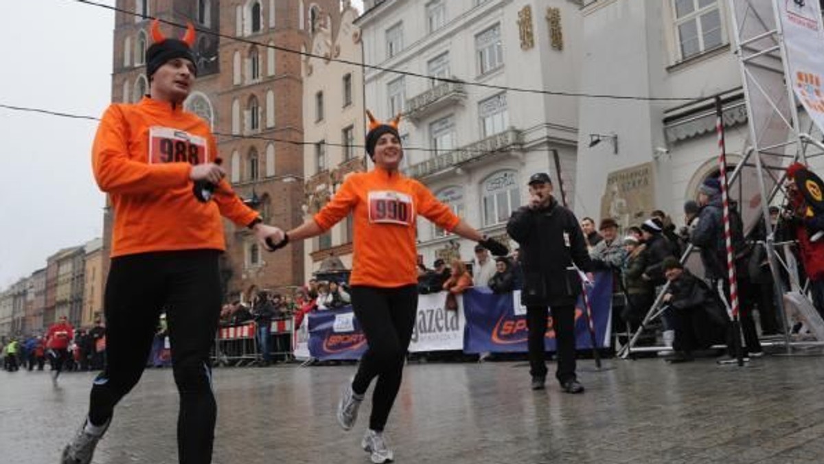 Jutro w samo południe z Rynku Głównego wyruszy Jubileuszowy 10. Krakowski Bieg Sylwestrowy. W związku z imprezą czekają nas zmiany w ruchu drogowym i komunikacji miejskiej.