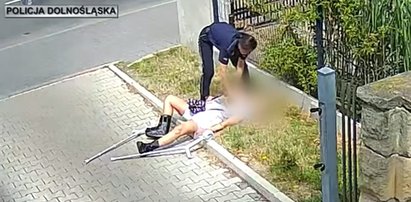 Emerytka porozmawiała z policjantką, wyszła z komendy i straciła przytomność. Zaczęła się walka o jej życie