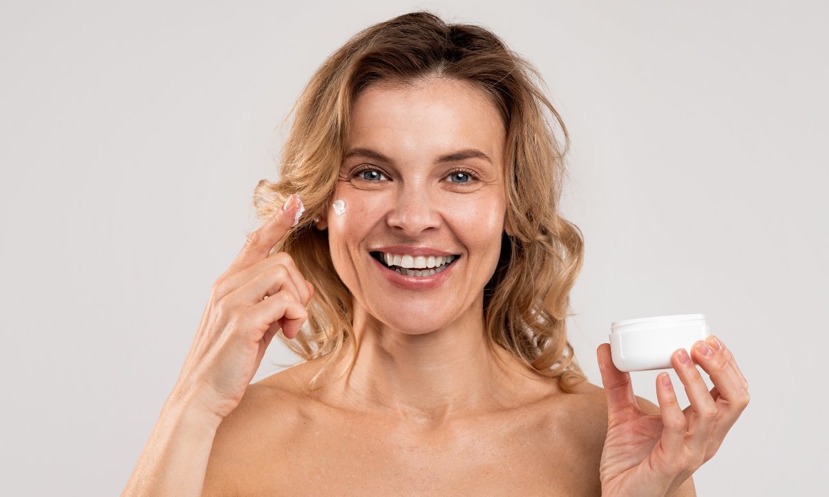 Ten krem z kapsułkami to hit 2026! Genialnie nawilży choćby suchą jak piasek cerę!