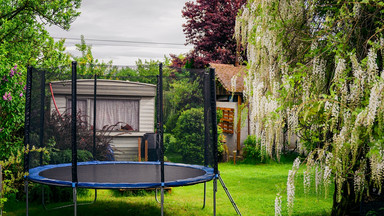 Najlepsza inwestycja w dziecięcą radość — trampoliny to hit w przydomowych ogrodach