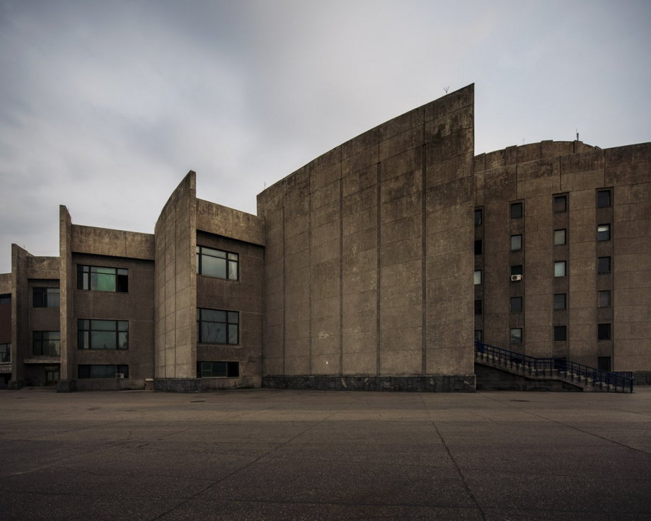 Międzynarodowe centrum kinowe stoi głównie opuszczone. Gołe bloki cementu i ostre krawędzie nawiązują do założeń neoklasycystycznej architektury Stalina