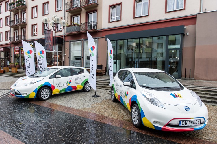 'Vozilla to unikatowy na skalę europejską projekt. Jednorazowe wprowadzenie 200 samochodów elektrycznych przyczyni się do rozbudowy infrastruktury miasta o sieć szybkich ładowarek do pojazdów napędzanych energią elektryczną. Tak dynamiczny rozwój czyni Wrocław liderem e-mobility wśród polskich miast' - powiedział prezes firmy Enigma, operatora wypożyczalni, Paweł Luksic, cytowany w komunikacie. 
<br><br>
fot. (mk/nlat) PAP/Maciej Kulczyński