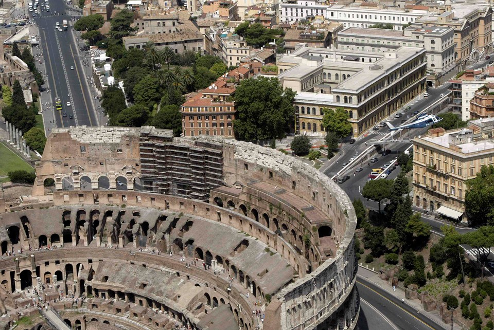 2010-05-12T133830Z_01_ASB501_RTRIDSP_3_ITALY-COLOSSEUM.jpg