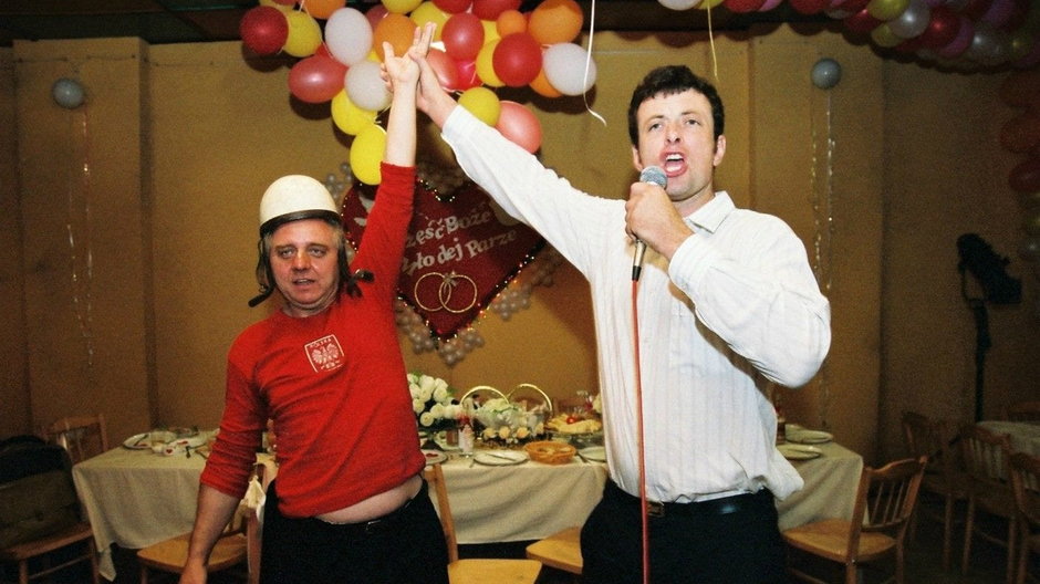 Jerzy Rogalski i Tymon Tymański w scenie z filmu "Wesele" z piosenką "Biały miś"