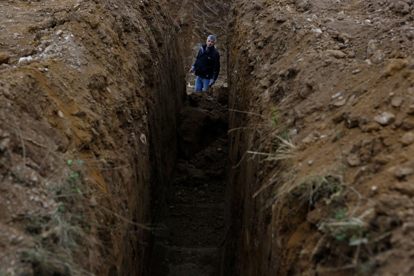 Huskic Suad stoi w wykopie, gdzie odkryto ludzkie kości. Archeolodzy chcą przekopać to miejsce na siedem metrów w głąb. Są przekonani, że w tym miejscu serbskie oddziały w latach 1992-1995 rozstrzeliwały Bośniaków i Chorwatów