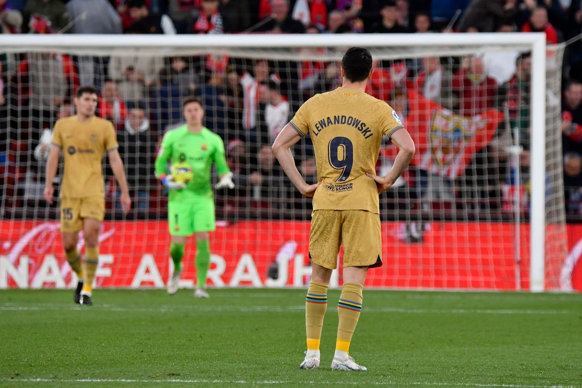 epa10492873 FC Barcelona's Robert Lewandowski reacts during the Spanish LaLiga soccer match between UD Almeria and FC Barcelona at Power Horse Stadium in Almeria, Spain, 26 February 2023. EPA/Carlos Barba Dostawca: PAP/EPA.