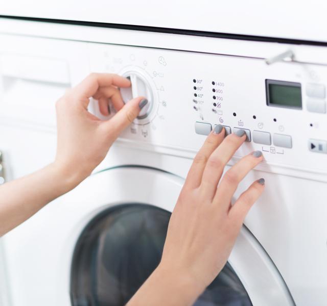 Büdös a mosógép, dohosak a ruhák? Ezzel a módszerrel fillérekből  kitisztíthatod a gépet! - Blikk Rúzs