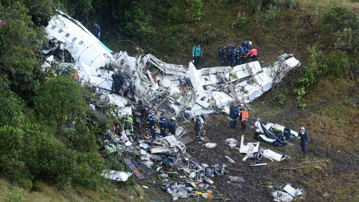 Samolot pasażerski British Aerospace 146, który rozbił się w poniedziałek w Kolumbii, nie miał w zbiornikach żadnego paliwa - wynika ze wstępnych ustaleń służb ds. lotnictwa. Wcześniej ujawniono nagrania, w których pilot zgłaszał, że skończyło mu się paliwo.