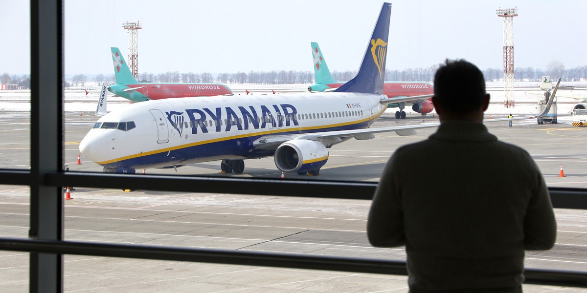 Ryanair odczuwa skutki pandemii koronawirusa. Ogłosił cięcia etatów.