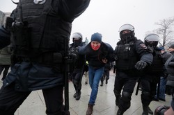 Protesty w Rosji. Władza wszczyna śledztwa w sprawie przemocy wobec... policji