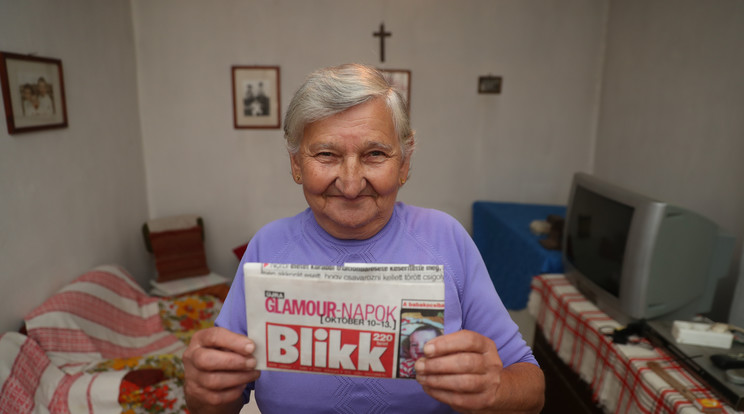 Padar Istvánné meleg ruhákat vásárol a nyereményutalványból /Fotó: Isza Ferenc