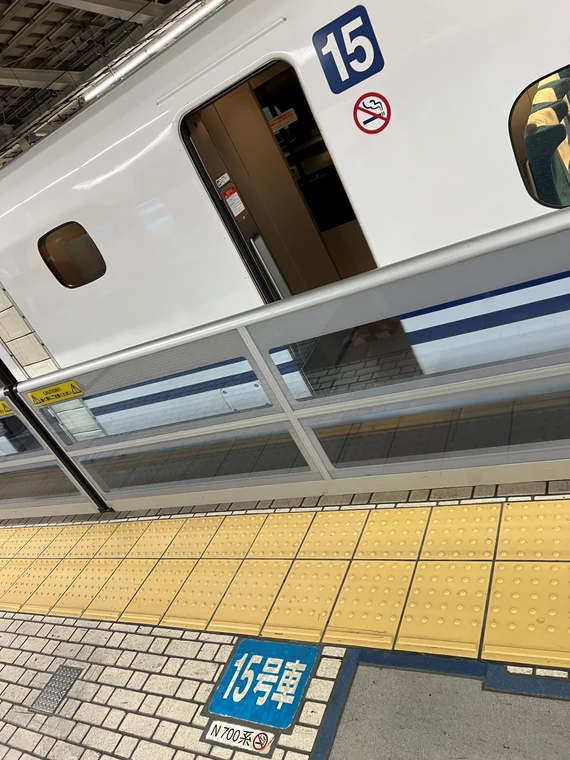 Shinkansen zatrzymuje się tak, że drzwi do wagonu np. nr 15 znajdują się na wprost numeru wagonu na podłodze peronu