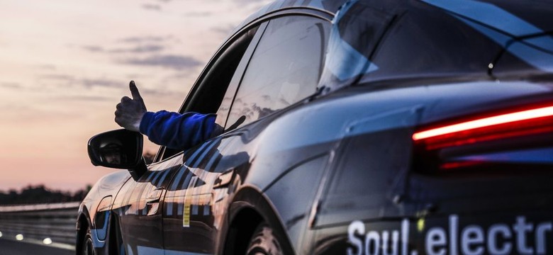 Elektryczne Porsche Taycan w rekordowym czasie pokonało niemal 3,5 tys. km. Tak inżynierowie otworzyli oczy niedowiarkom