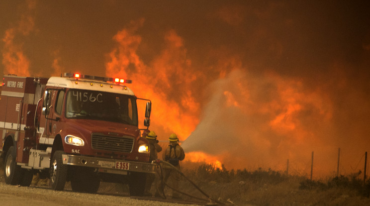 A tűzoltóknak sikerült megfékezni a lángokat / Illusztráció: AFP